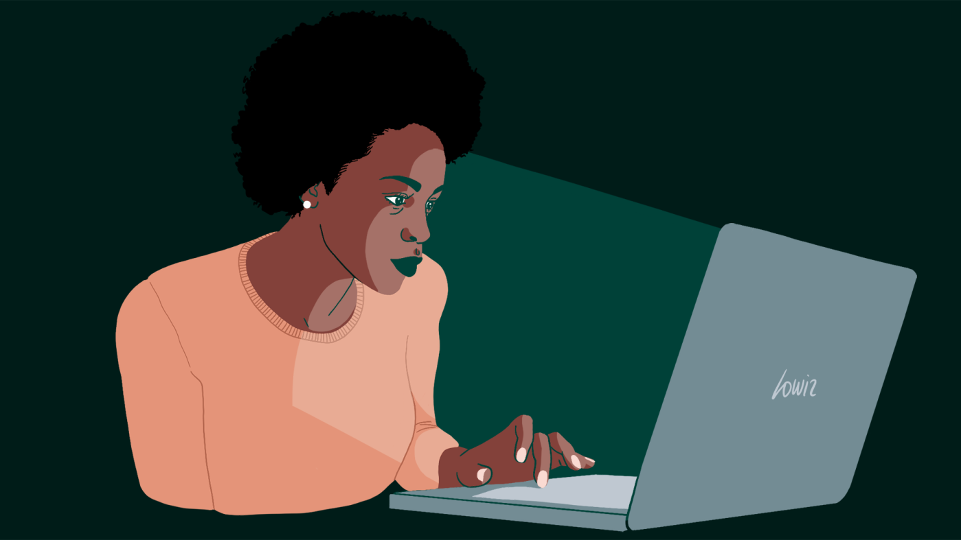 Femme dont le visage est éclairé par son écran d'ordinateur